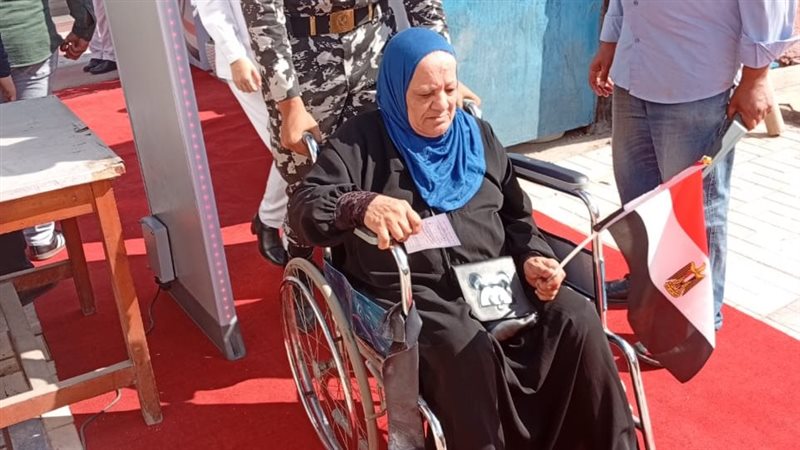 رجال الشرطة يساعدون