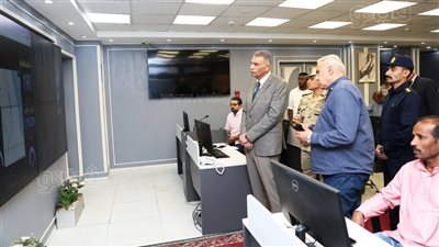 محافظ أسوان يتابع سير العملية الانتخابية عبر مركز الطوارئ والسلامة ( فيديو وصور)