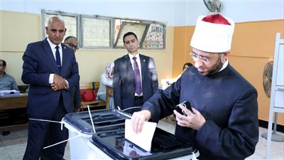 وزير الأوقاف يدلي بصوته في انتخابات مجلس الشيوخ ويحث المواطنين على المشاركة (صور)