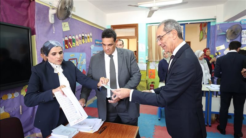 وزير الاتصالات خلال
