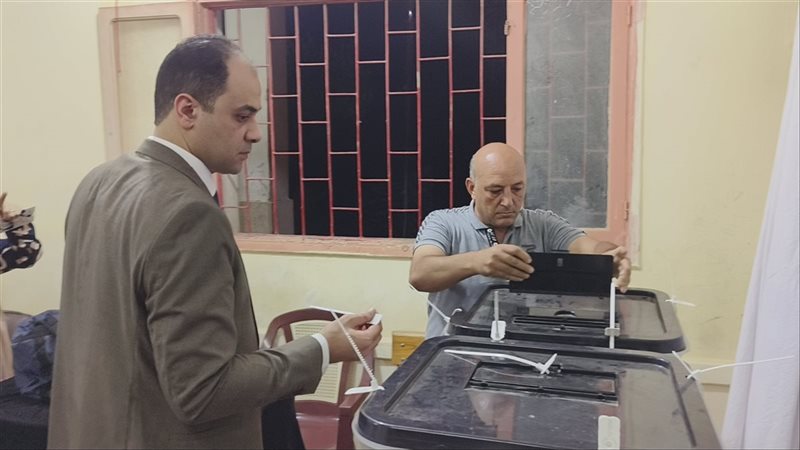 لحظة غلق صناديق الاقتراع،