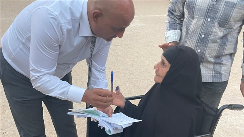 رئيس اللجنة يساعد