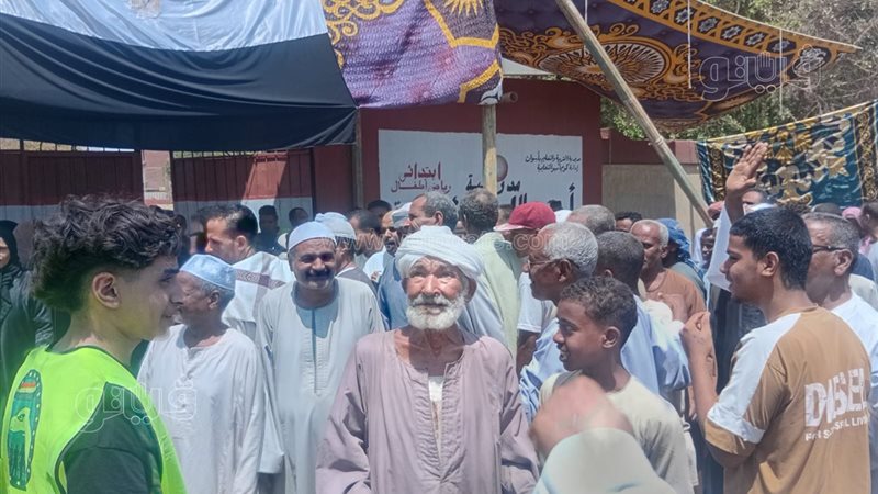 توافد كثيف فى لجان