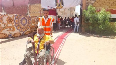 لتسهيل العملية الانتخابية، لفتة إنسانية للشرطة بأسوان مع الناخبين داخل لجان الاقتراع (فيديو وصور)