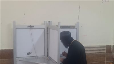 أسقف كنائس المنتزه يدلي بصوته في انتخابات الشيوخ 2025 بالإسكندرية