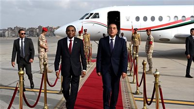 رئيس الوزراء يستقبل نظيره السوداني بمطار القاهرة (صور)