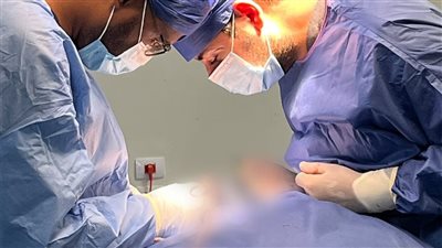مستشفى أسوان التخصصي يجري أول عملية لاستئصال ورم بالمخ باستخدام الميكروسكوب الجراحي