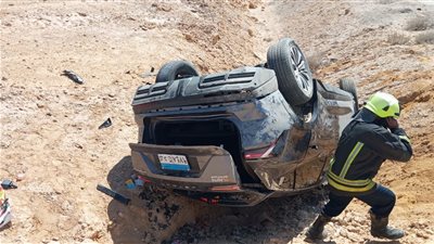 إصابة 4 أشخاص إثر انقلاب سيارة بطريق السويس الصحراوى