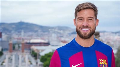 مارتينيز يودع زملاءه ببرشلونة بعد اقتراب انضمامه للنصر السعودي (فيديو)