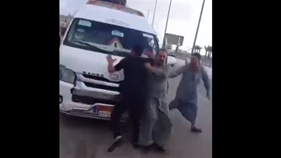 مقطع صادم، سائق ميكروباص كاد يدهس مجموعة أشخاص تجمعوا بزعم النصب عليهم (فيديو)
