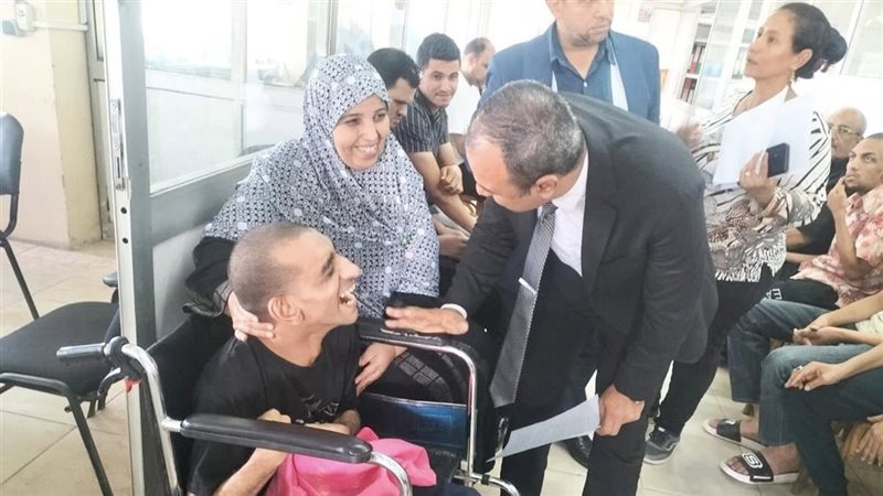 تسليم عقود عمل لذوى