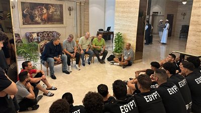 لدعم اللاعبين ببطولة العالم، طارق محروس يزور معسكر منتخب شباب كرة اليد بعد تعافيه 