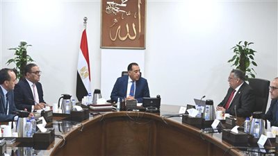 مدبولي يتابع مع رئيس اقتصادية المثلث الذهبي عددًا من ملفات العمل