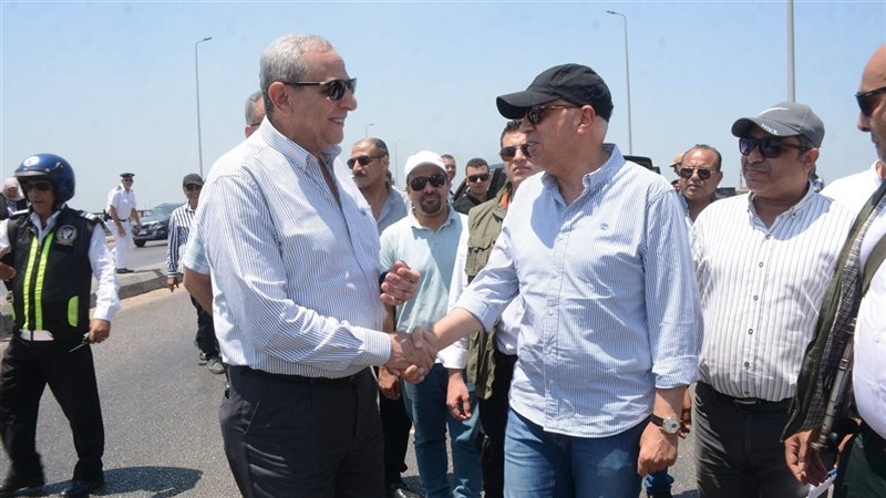 محافظ الغربية ووزير