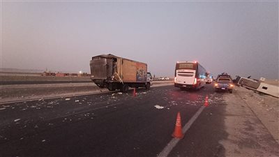 إصابة 30 شخصا في تصادم أتوبيس ركاب وسيارة نصف نقل بطريق أسيوط البحر الأحمر (صور)