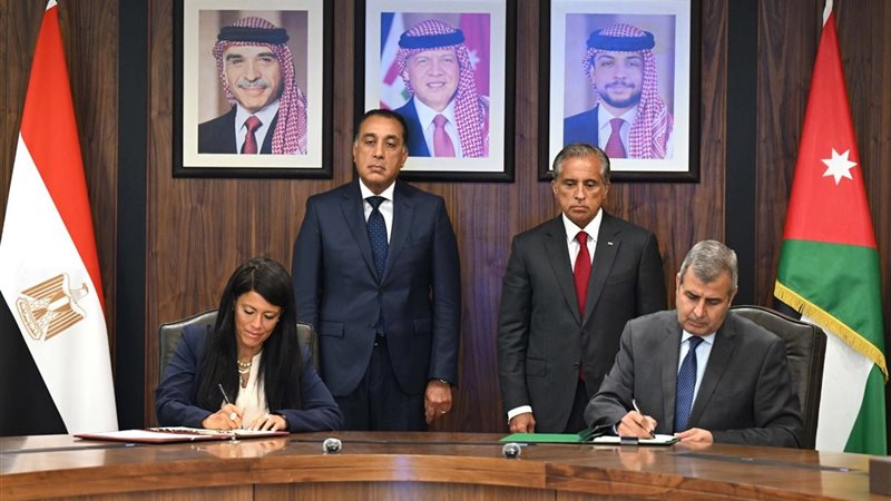 توقيع 10 وثائق بين