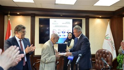 رئيس الأعلى للإعلام يكرم شيخ الإذاعيين فهمي عمر 