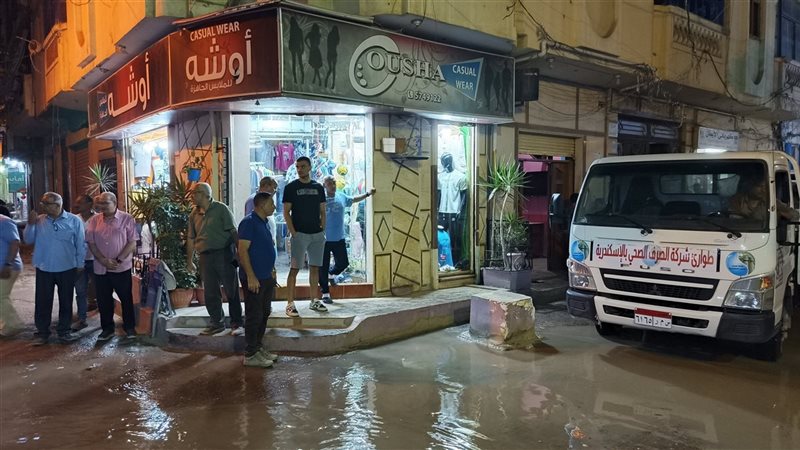 كسر خط صرف صحي بمنطقة