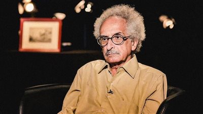 صنع الله إبراهيم ينهي قصته مع الحياة.. تعلق بعالم الكتب من خلال والده.. «تلك الرائحة» كشفت عن تجربة استثنائية.. والسجن شكل ملامح مشروعه الأدبي