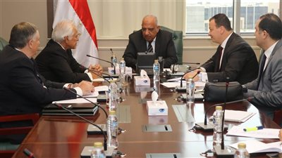 وزير الكهرباء يتابع مع الشركة المنفذة تطورات الربط الكهربائي مع أوروبا عبر اليونان 