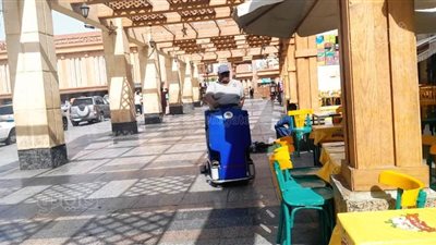 محافظ أسوان يحظر عمل عمال النظافة بالأماكن المفتوحة خلال فترة الظهيرة (صور)