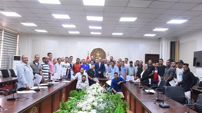 وزير العمل يسلم 93 عقدا لعمالة مصرية للعمل في البوسنة والإمارات والأردن 