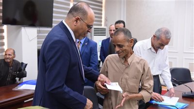 وزير العمل يسلم بطاقات بنكية لعمال مصريين من مستحقي المعاشات التقاعدية العراقية