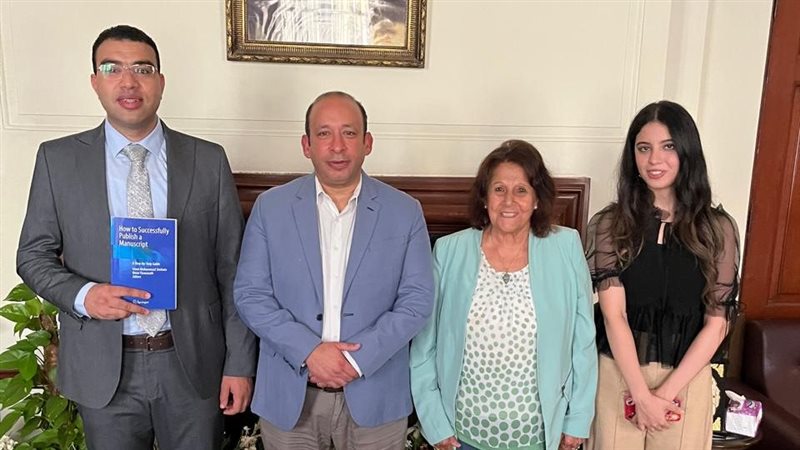 الطالبة مع عميد قصر