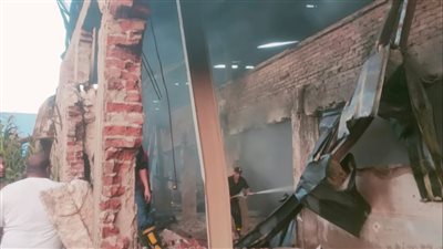 السيطرة على حريق مخزن بلاستيك بالقليوبية (صور) 