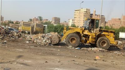 بتوجيه من وزيرة التنمية المحلية، إزالة تراكمات القمامة بالخصوص والهرم 