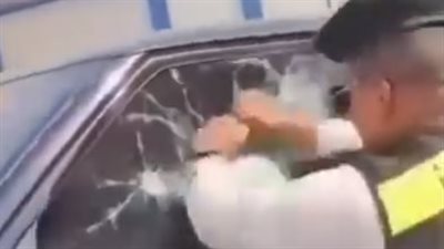 الضابط حطم زجاج السيارة بيده، تفاصيل 