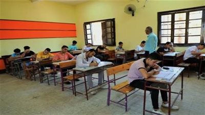  طلاب الثانوية العامة يبدأون امتحان مواد الكيمياء والجغرافيا للدور الثاني