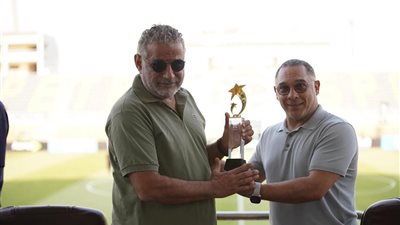الشريعي يهدي ماجد سامي درع إنبي احتفالًا بمرور 40 عامًا على تأسيس النادي (صور)