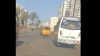 بعد حادث الشاطبي، لهو سائقي الميكروباص يثير المخاوف، وتحذيرات من كارثة على الطريق (فيديو) 