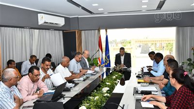 محافظ أسوان يناقش آليات تطبيق قانون الإيجار القديم في المدن الـ10 بالمحافظة