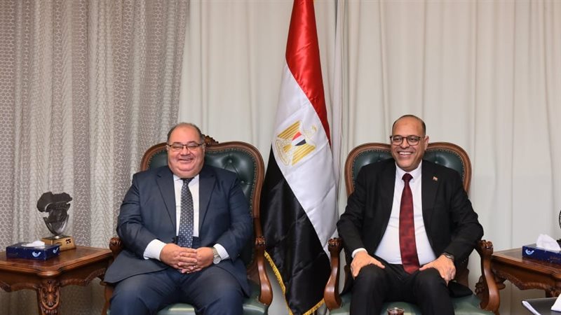 وزير العمل يستقبل