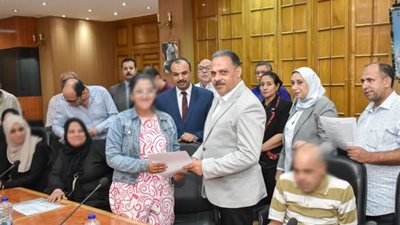 محافظ الشرقية يسلم 20 عقد عمل لذوي الهمم بشركات القطاع الخاص 