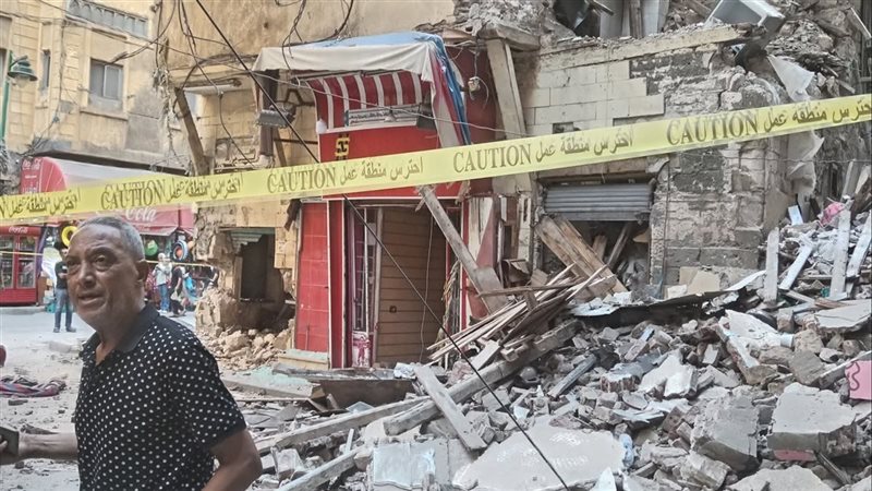 لحظة انهيار عقار