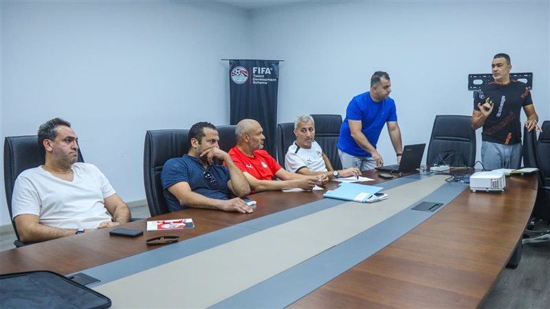الحضري يحاضر مدربي