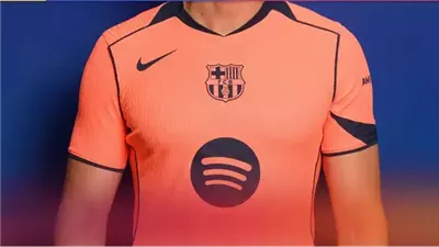 برشلونة يكشف عن قميصه الثالث للموسم الجديد 