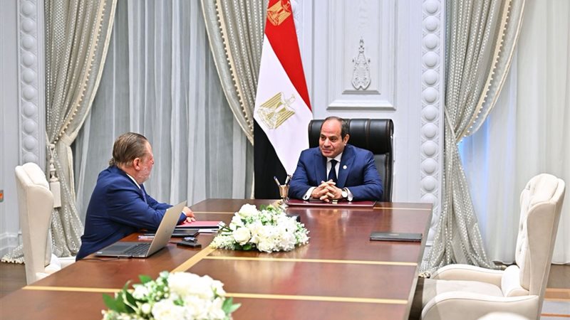 الرئيس السيسي ومحافظ