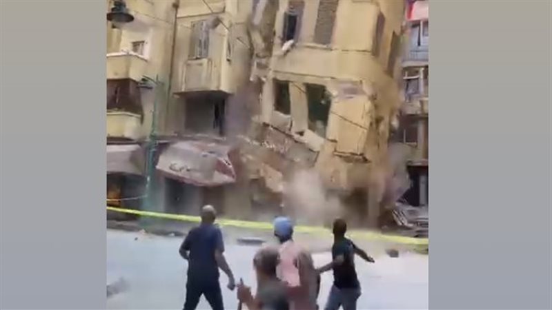 انهيار عقار بحي الجمرك