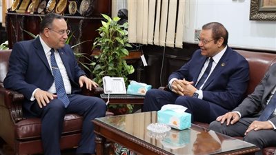 رئيس جامعة الإسكندرية يبحث جاهزية مستشفيات المحافظة لمنظومة التأمين الصحي الشامل 