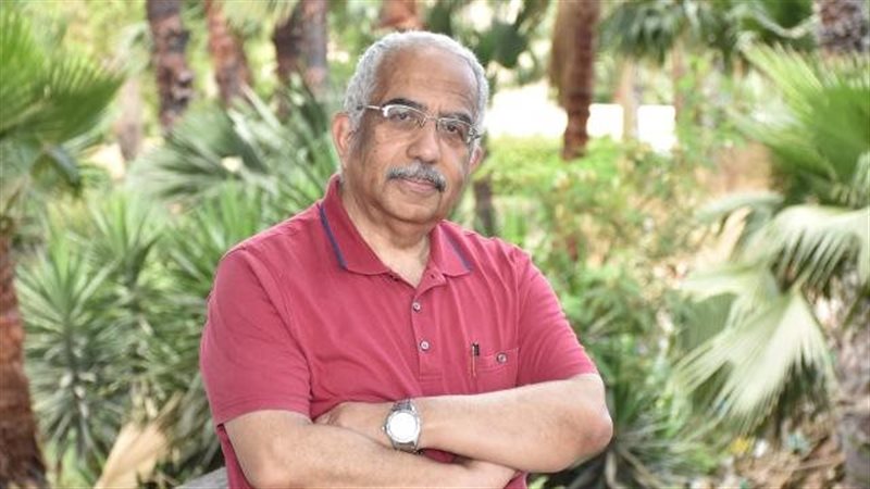 الكاتب والروائي أحمد