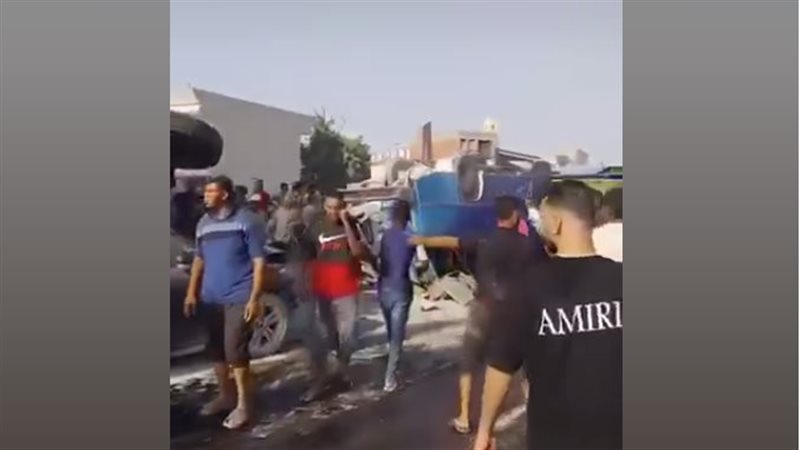 اصطدام تريلا بسيارتين