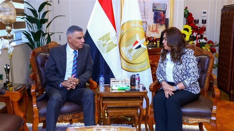 منال عوض ومحافظ أسوان،