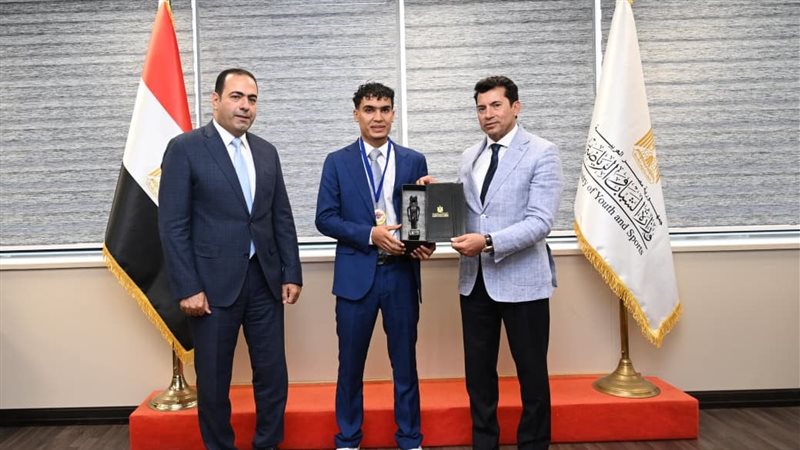 أشرف صبحي يلتقي بطل