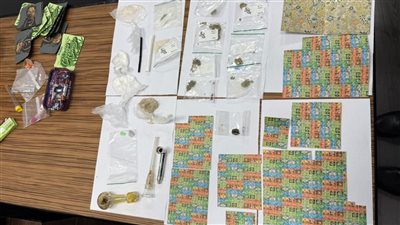جمارك مطار القاهرة تحبط تهريب زمرد ومخدرات وشهادات ثانوية مزورة بحوزة مسافرين