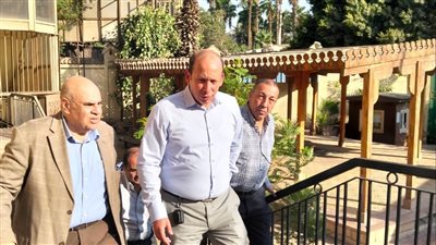 عميد طب قصر العيني يتفقد تجديد حدائق ساحة الكلية
