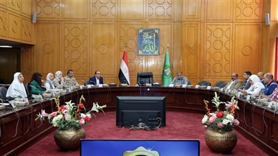 نائب محافظ الإسماعيلية يبحث حلولا جذرية لأزمات توقف محطات مياه الشرب